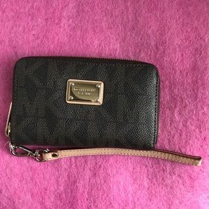Michael Kors Essential zip wallet
